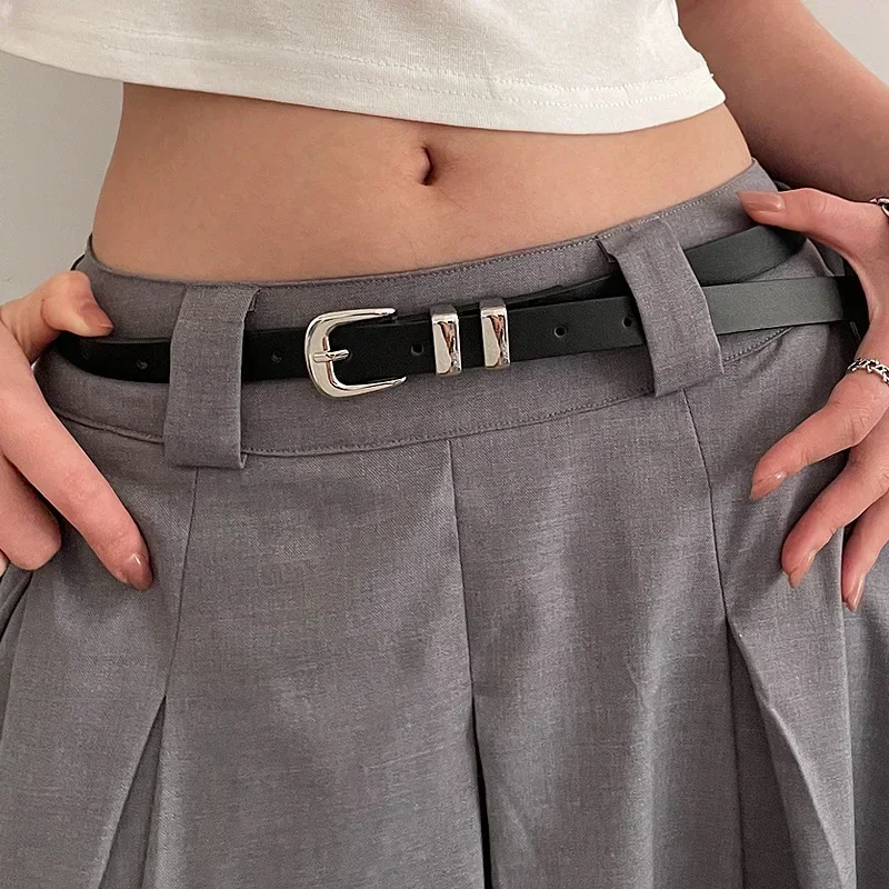 Minimalistyczny pasek damski ze srebrną klamrą Czarny