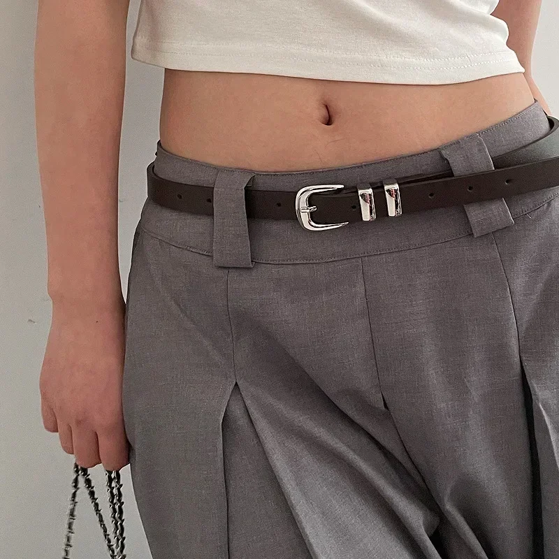 Minimalistyczny pasek damski ze srebrną klamrą Brązowy