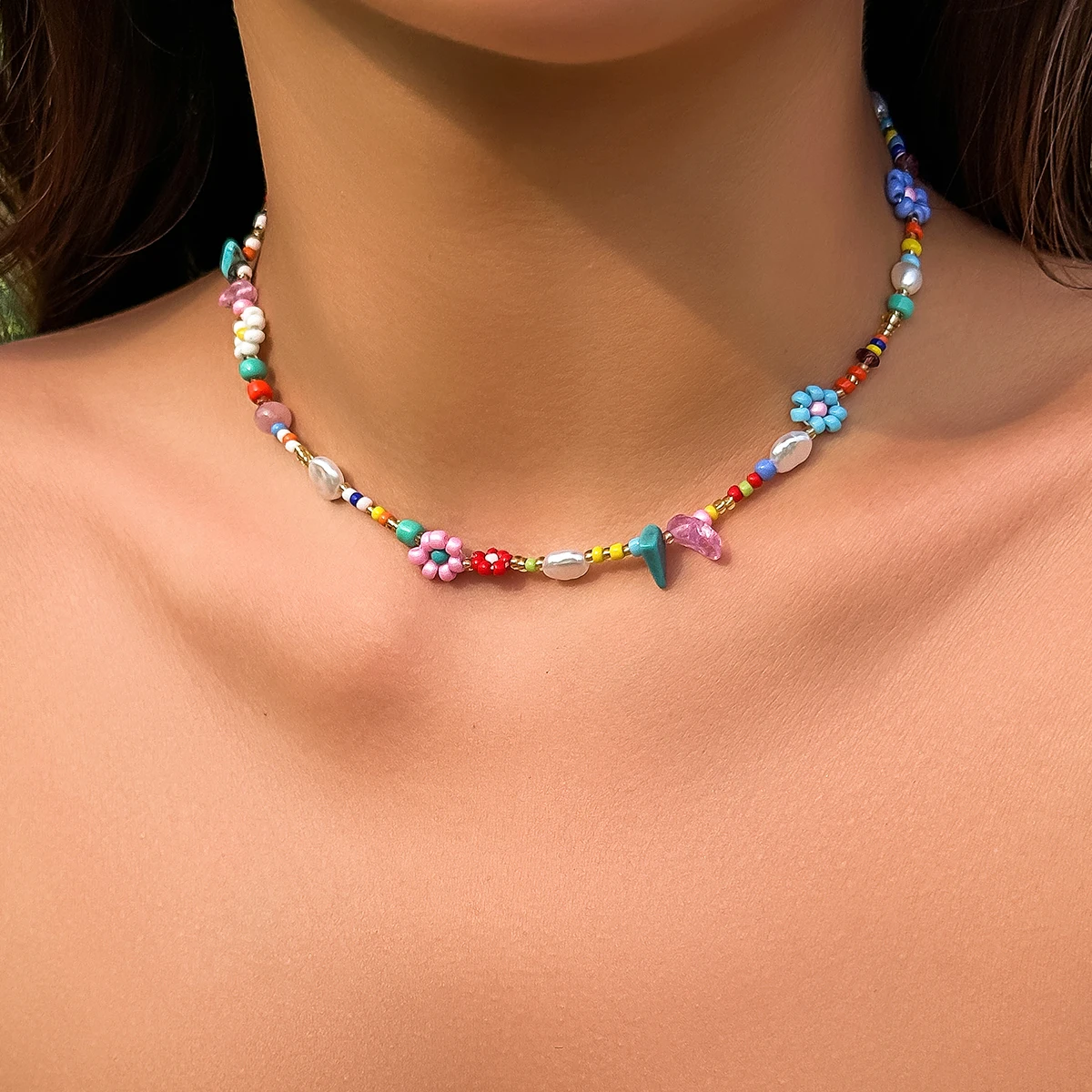 Naszyjnik choker boho z koralikami i perełkami Kolor jasnożółtego złota
