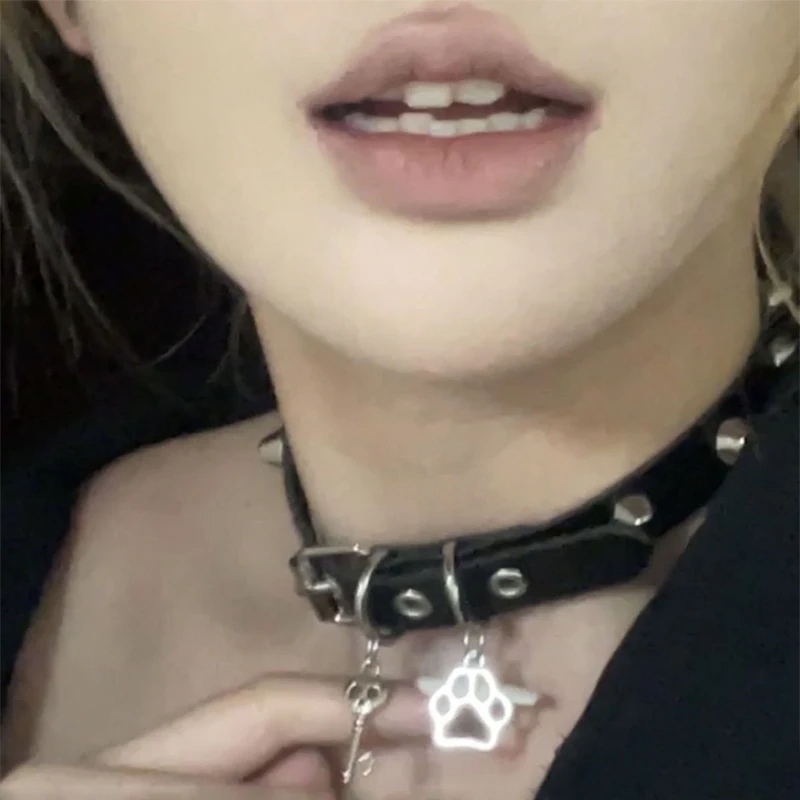 Naszyjnik choker w stylu grunge z kocią łapką Kolor jasnożółtego złota