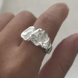 Minimalistyczny pierścionek srebro 925 z guzkiem Biały
