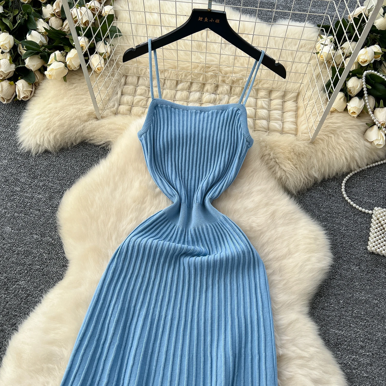 Plisowana długa sukienka dzianinowa na ramiączkach z wysoką talią Niebieski