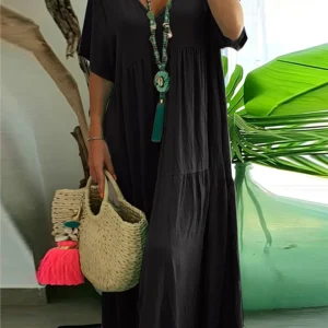 Plisowana sukienka maxi plus size z dekoltem V — zwiewna na lato Czarny