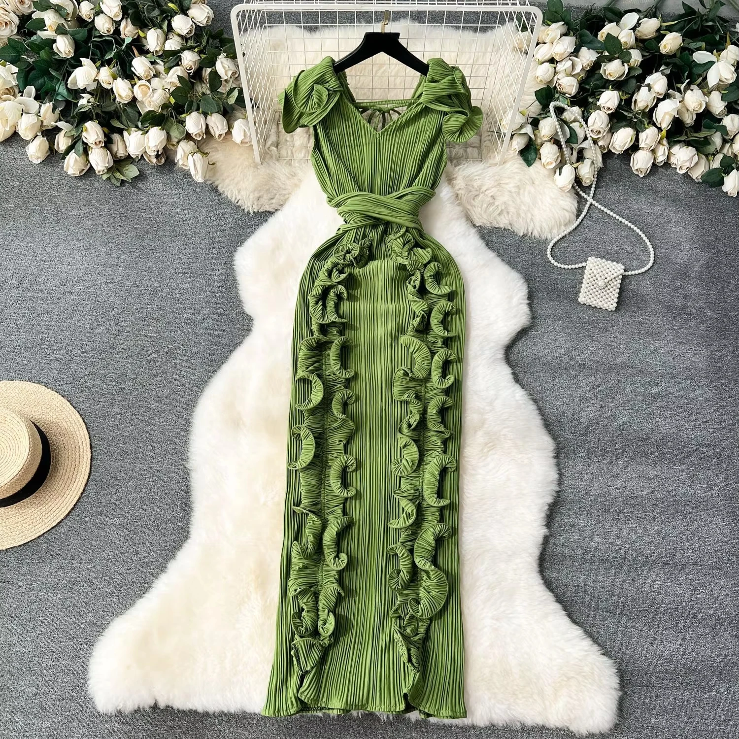Plisowana sukienka midi bodycon z falbankami przy dekolcie bez rękawów Czarny