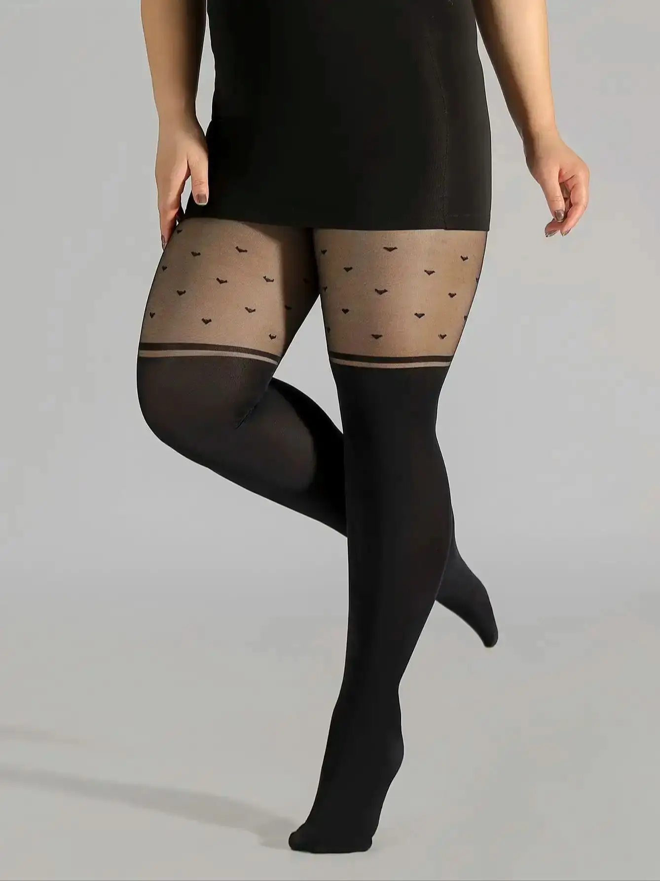 Pończochy Plus Size z sercem żakardowym – czarne kolorowe bloki Czarny