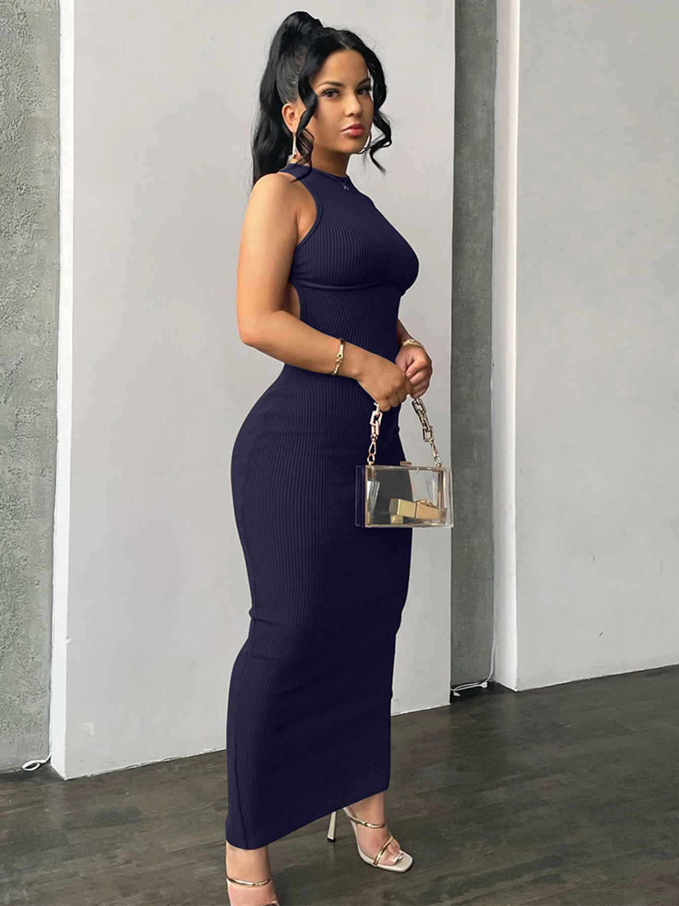 Prążkowana mini sukienka bodycon z odkrytymi plecami Granatowy