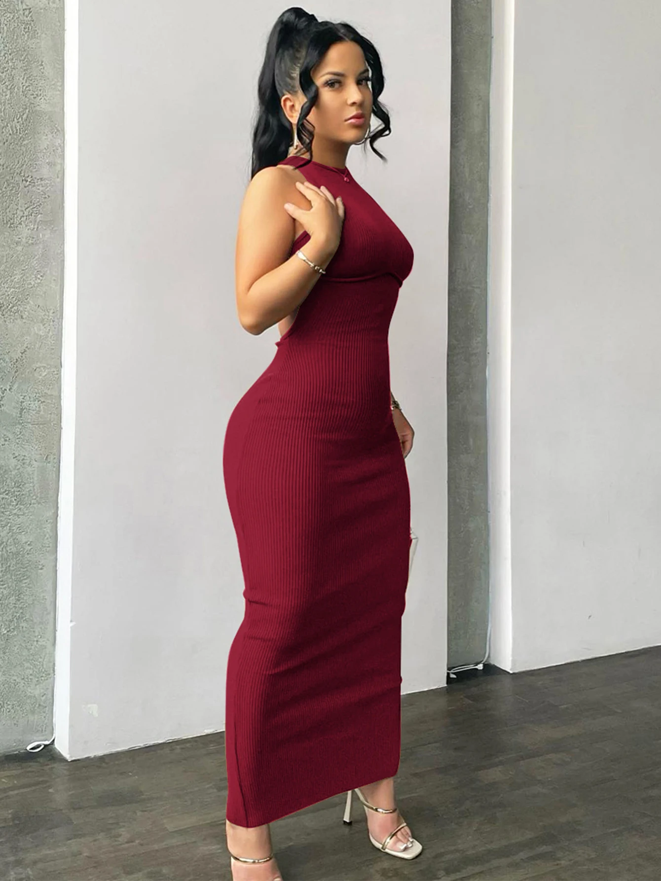 Prążkowana mini sukienka bodycon z odkrytymi plecami Kolor czerwonego wina