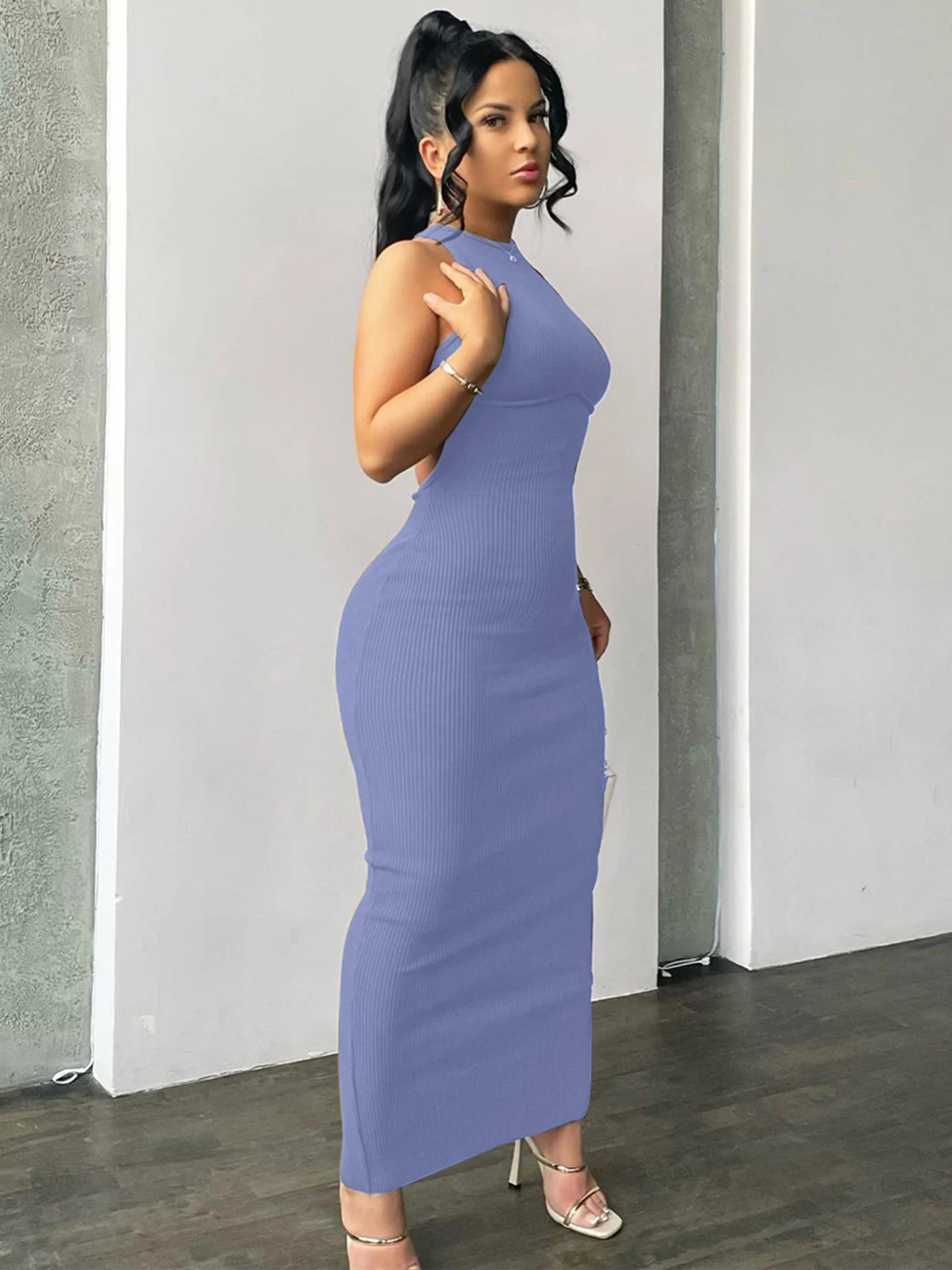 Prążkowana mini sukienka bodycon z odkrytymi plecami Niebieski