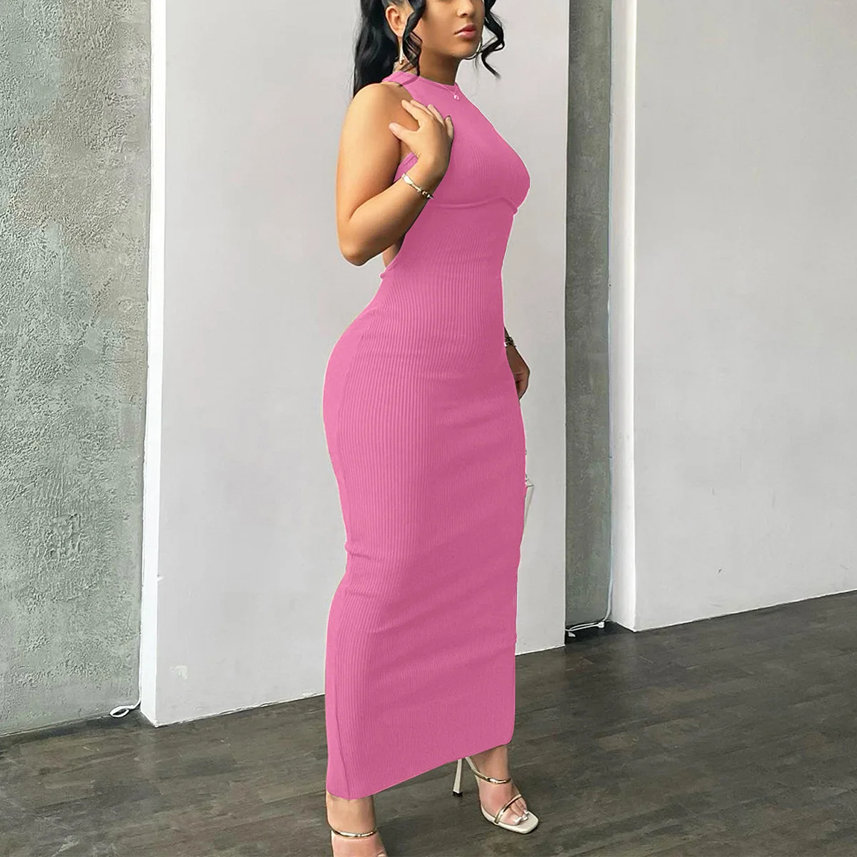 Prążkowana mini sukienka bodycon z odkrytymi plecami Różowy