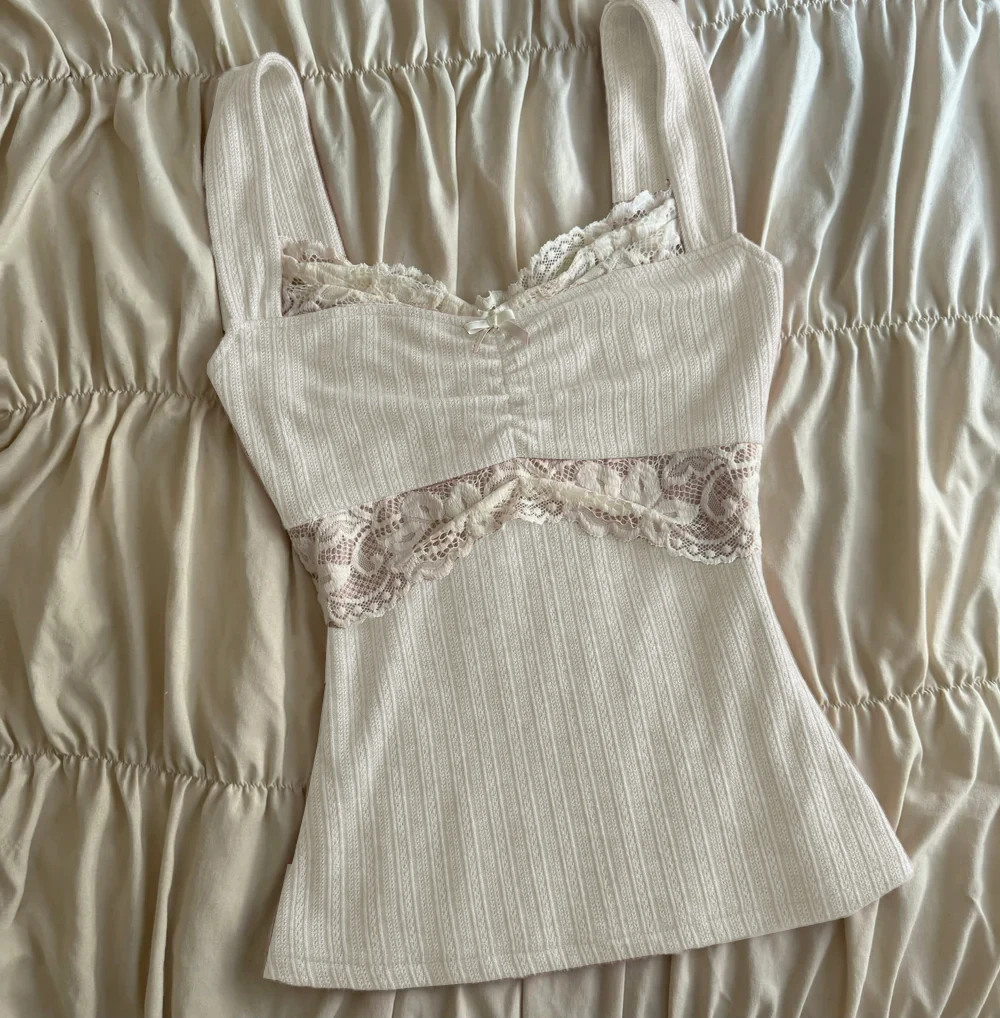 Prążkowany crop top z koronką w stylu coquette Armijna zieleń