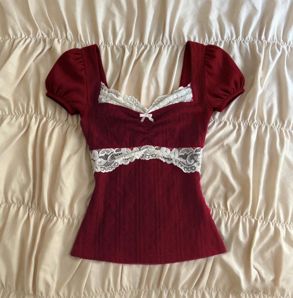 Prążkowany crop top z koronką w stylu coquette Beżowy