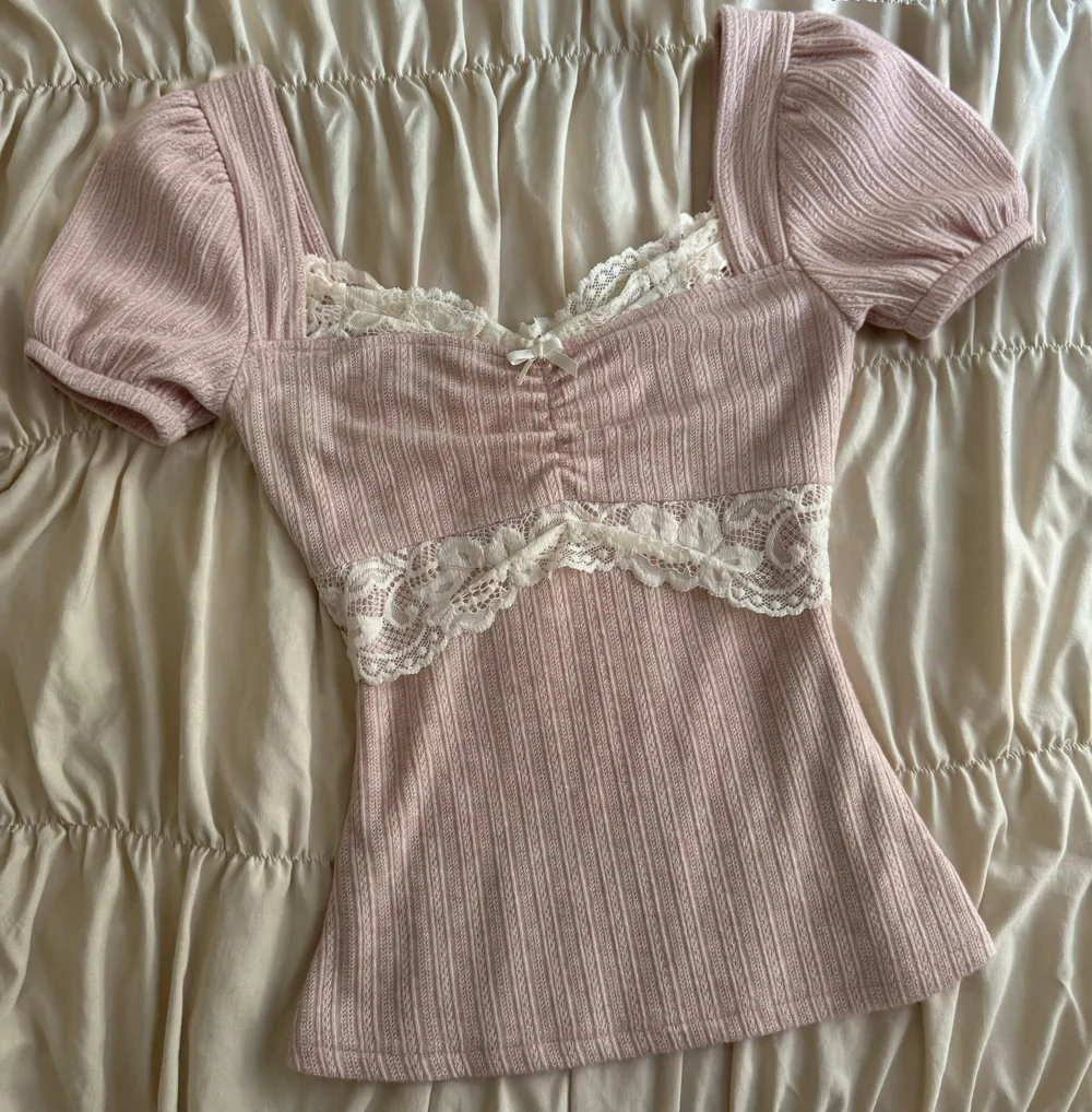 Prążkowany crop top z koronką w stylu coquette Błękitny