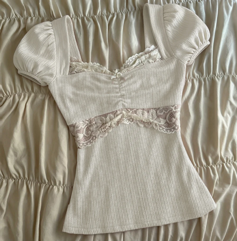 Prążkowany crop top z koronką w stylu coquette Brązowy
