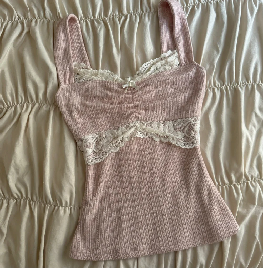Prążkowany crop top z koronką w stylu coquette Ciemnoszary