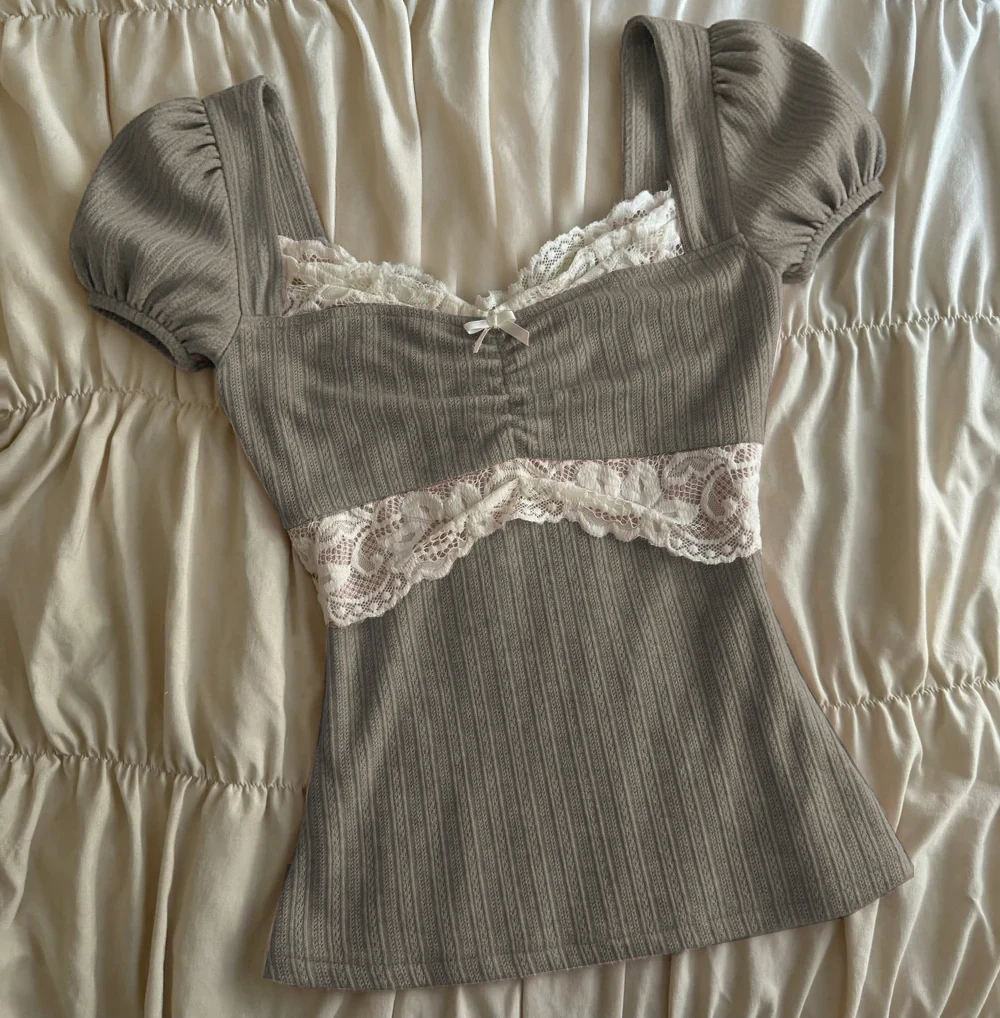 Prążkowany crop top z koronką w stylu coquette Czarny