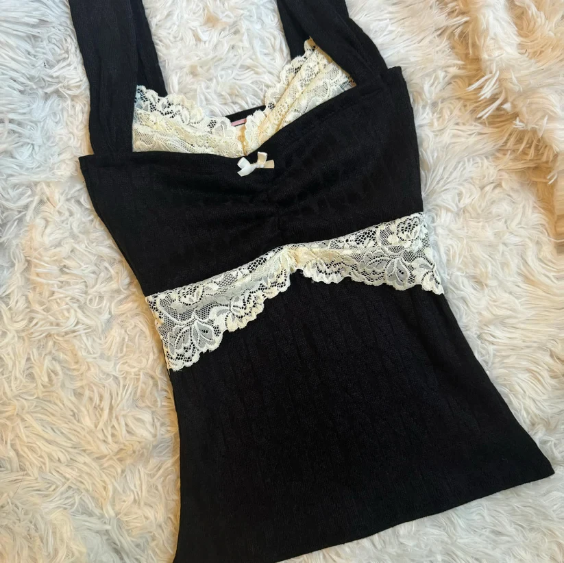 Prążkowany crop top z koronką w stylu coquette Szary