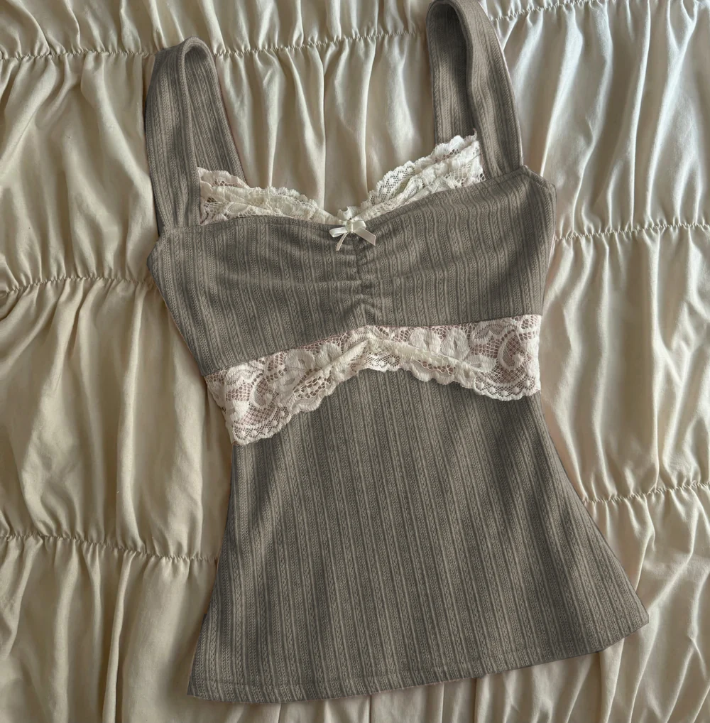 Prążkowany crop top z koronką w stylu coquette Zielony