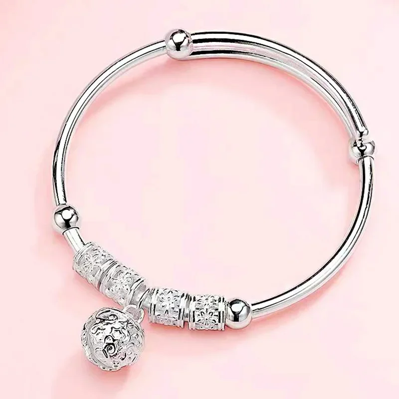 Regulowana bransoletka bangle z charmsem, posrebrzana Jasny