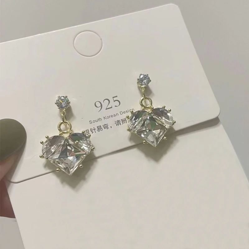 Różowe kolczyki serce z cyrkonią — elegancka biżuteria damska Vermeil