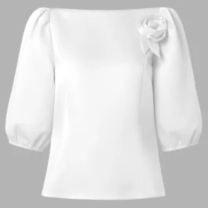Elegancka satynowa bluzka z kwiatem z tkaniny i pół-bufiastym rękawem Biały