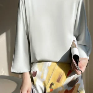 Satynowa bluzka plus size z rękawem 3/4 — biurowa elegancja Srebrny