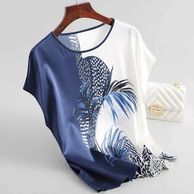 Satynowa bluzka w kwiaty z rękawem nietoperz plus size Armijna zieleń