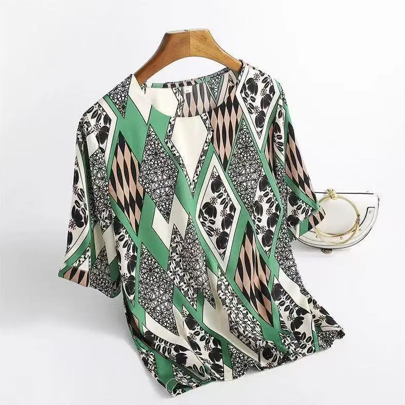 Satynowa bluzka w kwiaty z rękawem nietoperz plus size Różowy