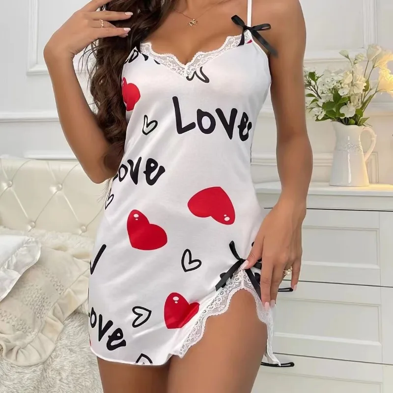 Satynowa koszulka nocna z koronką i napisem love Biały