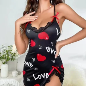 Satynowa koszulka nocna z koronką i napisem love Czarny