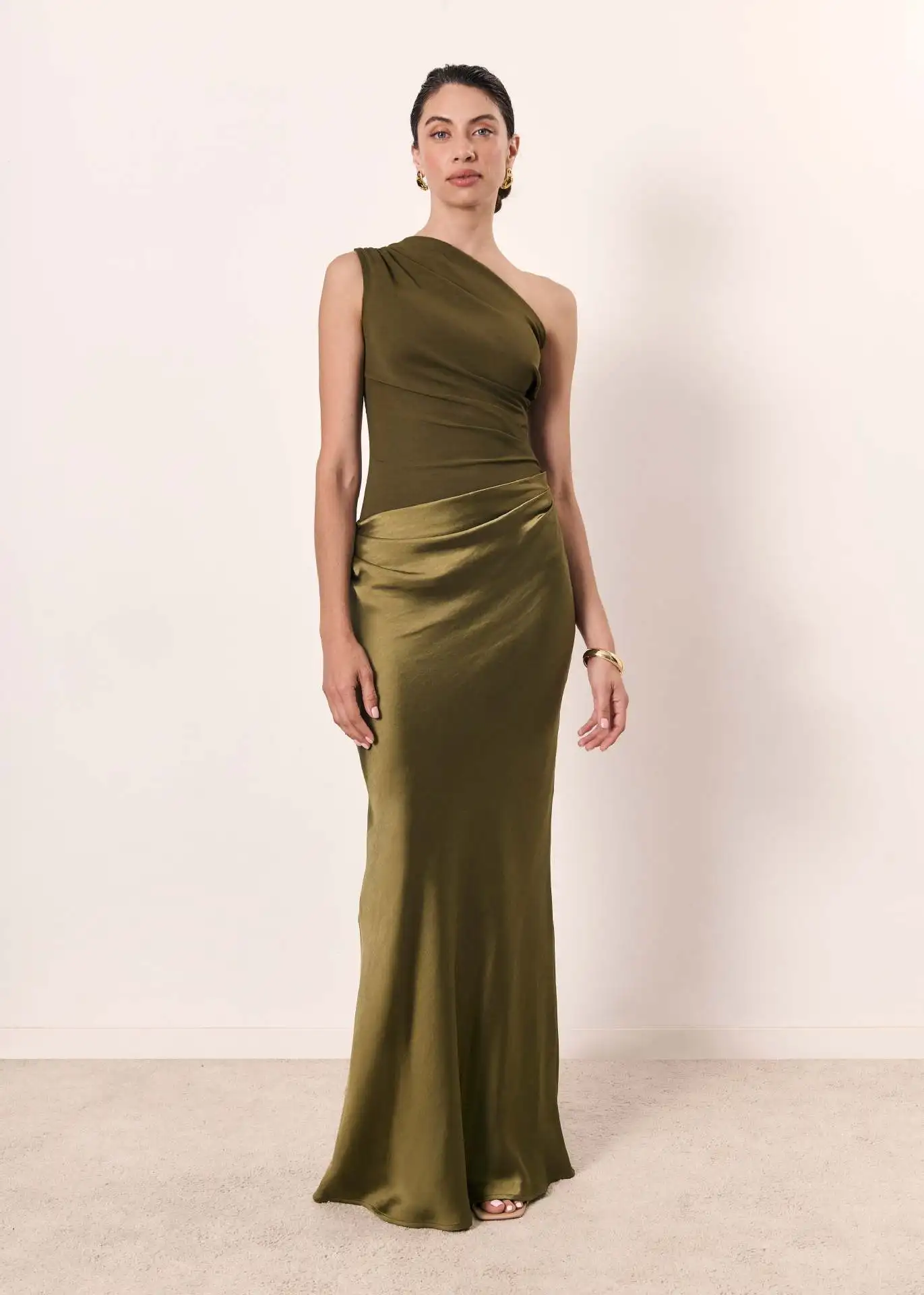 Satynowa sukienka maxi na jedno ramię z marszczeniem Oliwkowy