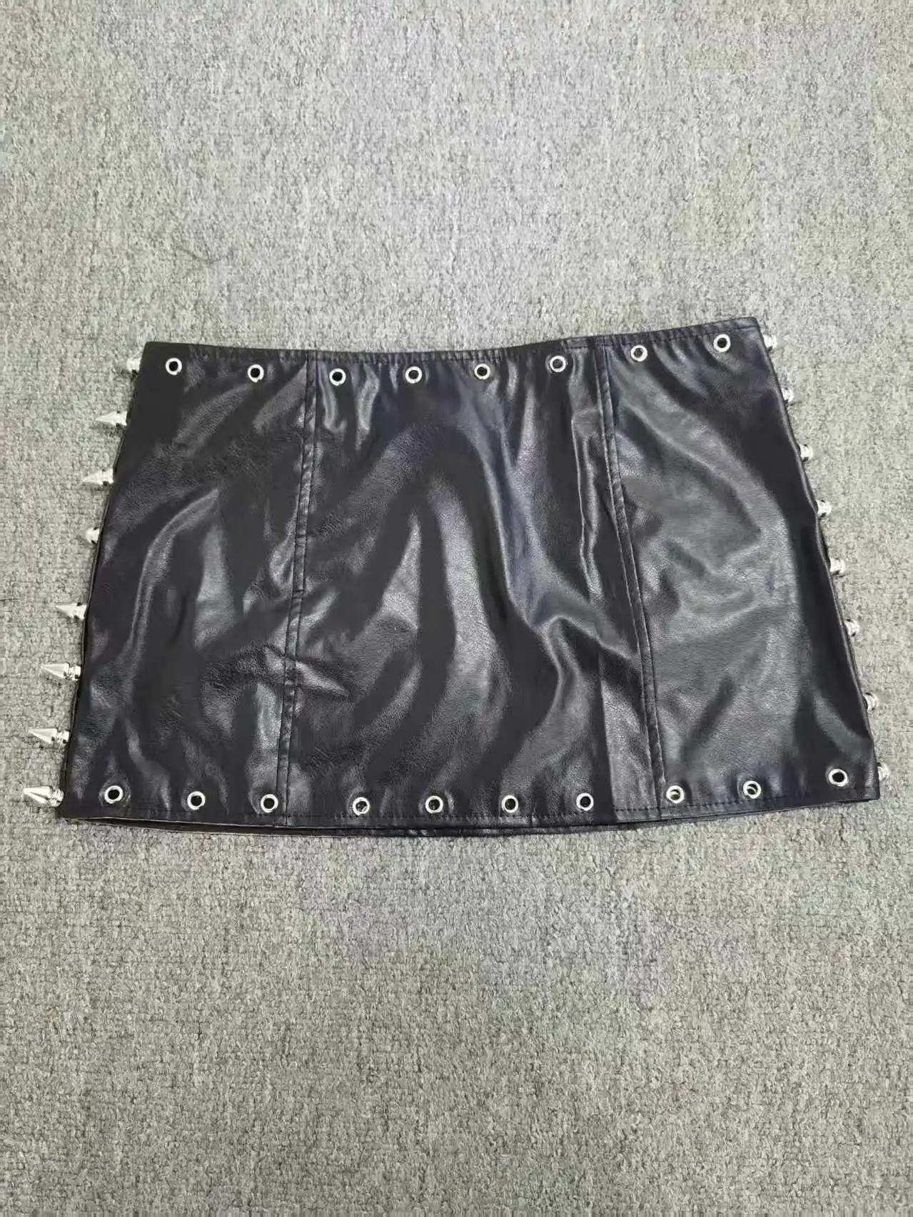 Skórzana mini spódnica z ćwiekami w stylu rockowym Czarny