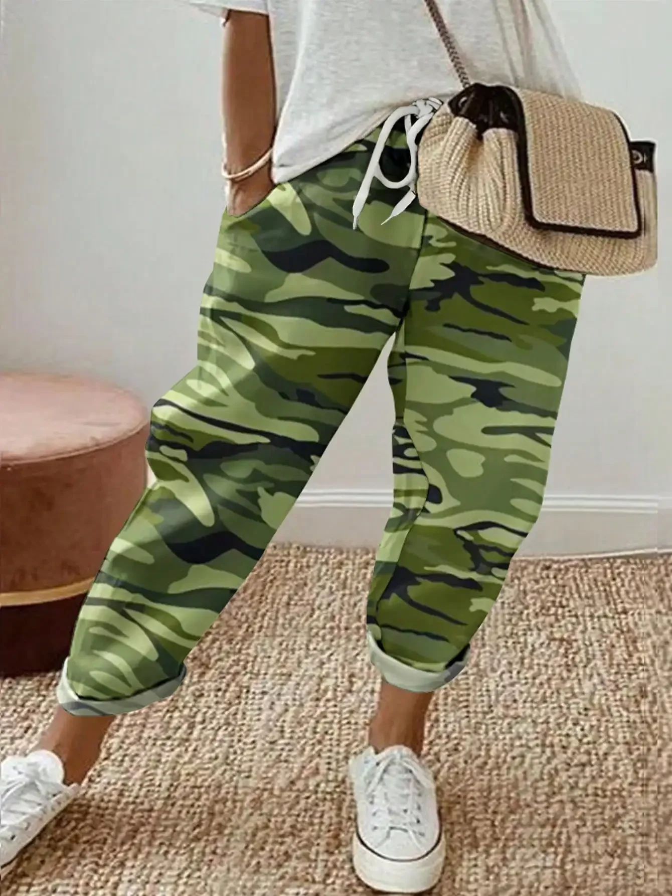 Spodnie damskie plus size w kwiaty z kieszeniami Armijna zieleń
