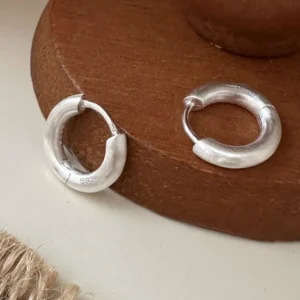 Srebrne kolczyki koła proste minimalistyczne Biały