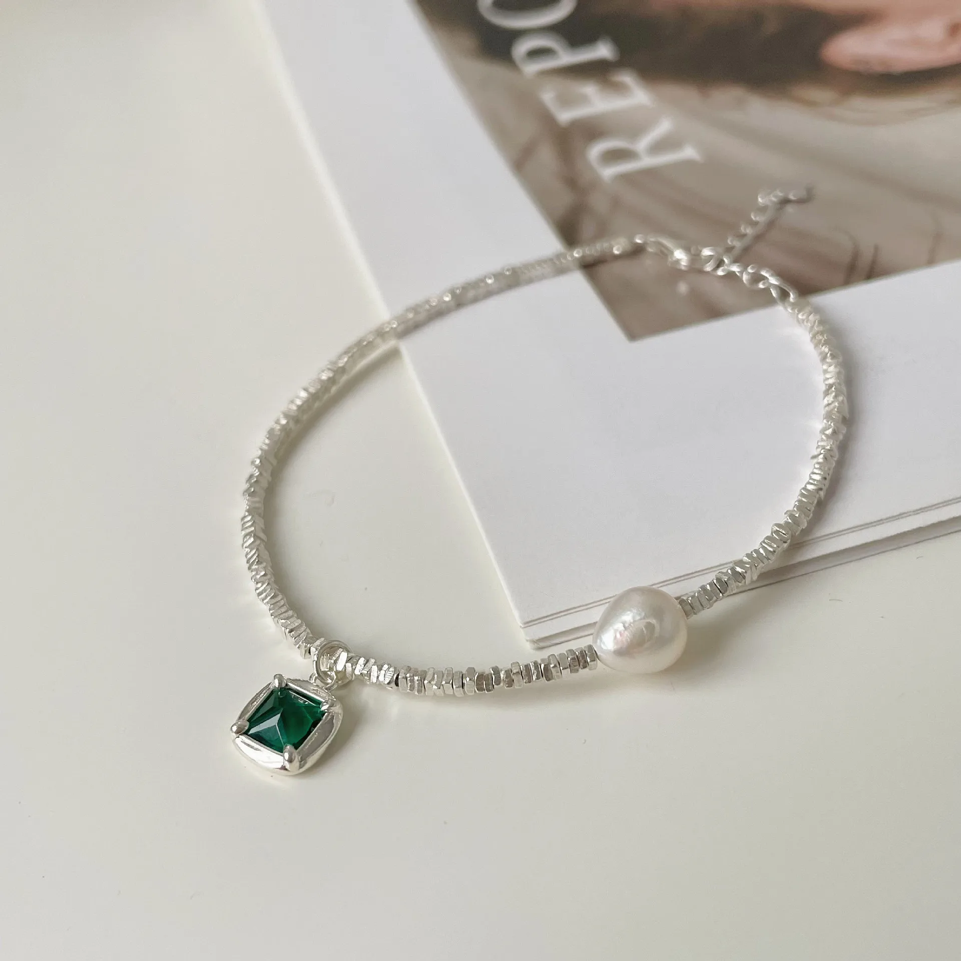 Srebrny naszyjnik choker z zieloną zawieszką i perłą Czarny