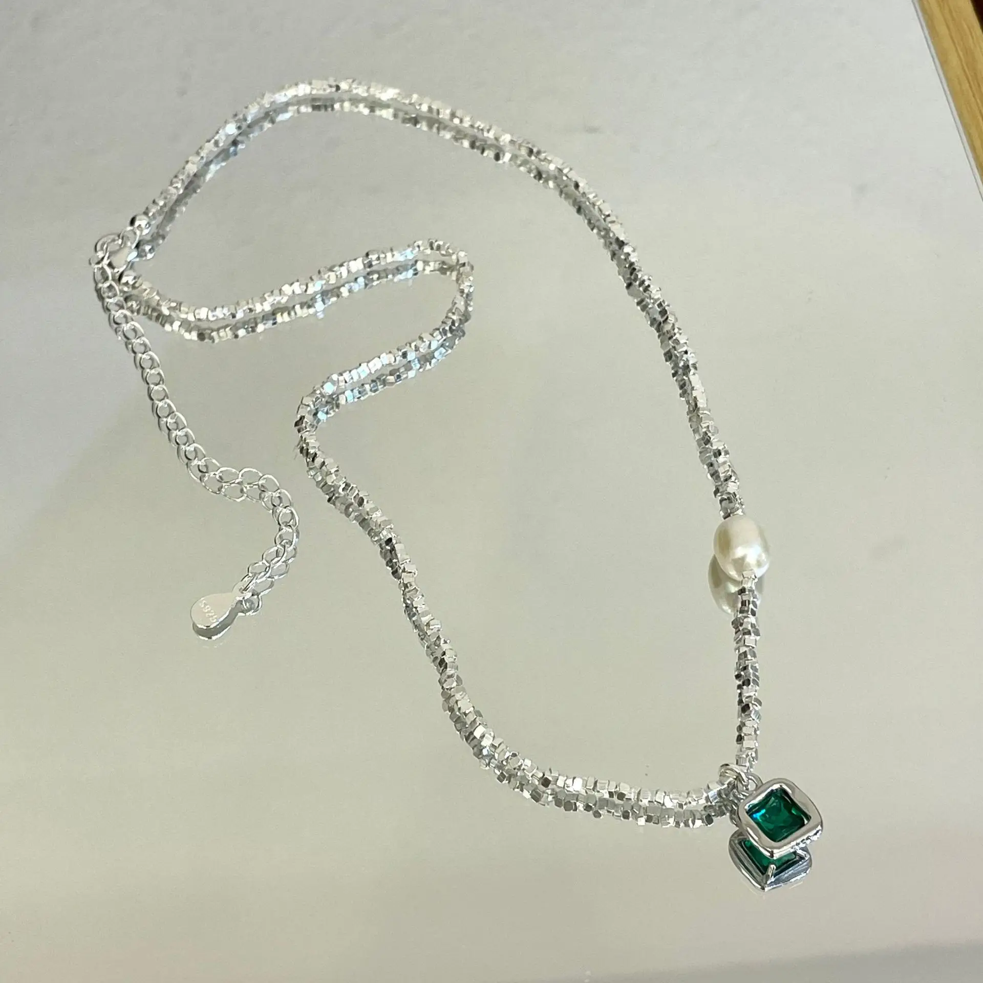 Srebrny naszyjnik choker z zieloną zawieszką i perłą Srebrny