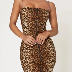 Sukienka bodycon w panterkę na ramiączkach Beżowy