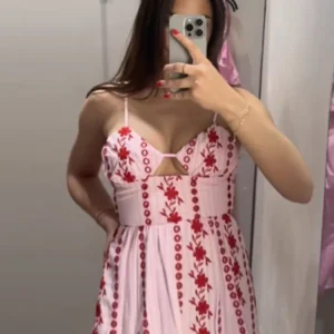 Sukienka maxi boho w kwiaty na cienkich ramiączkach