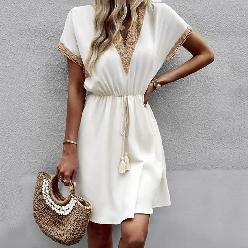 Sukienka midi z koronką i dekoltem w serek z paskiem w talii Biały