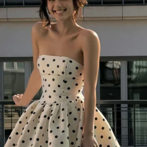 Sukienka mini w groszki z kokardą i falbanami w stylu Y2K Biały