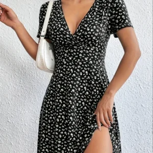 Sukienka mini w kwiaty z krótkim rękawem elegancka Czarny