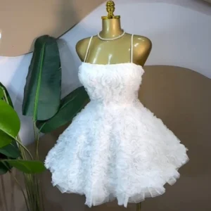 Sukienka mini w róże ze sznurowanym tyłem Biały