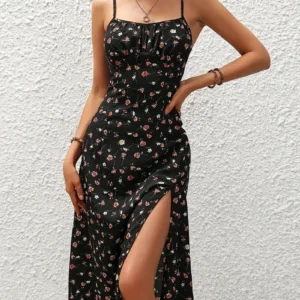 Sukienka plażowa boho w kwiaty na ramiączkach z rozcięciem Czarny