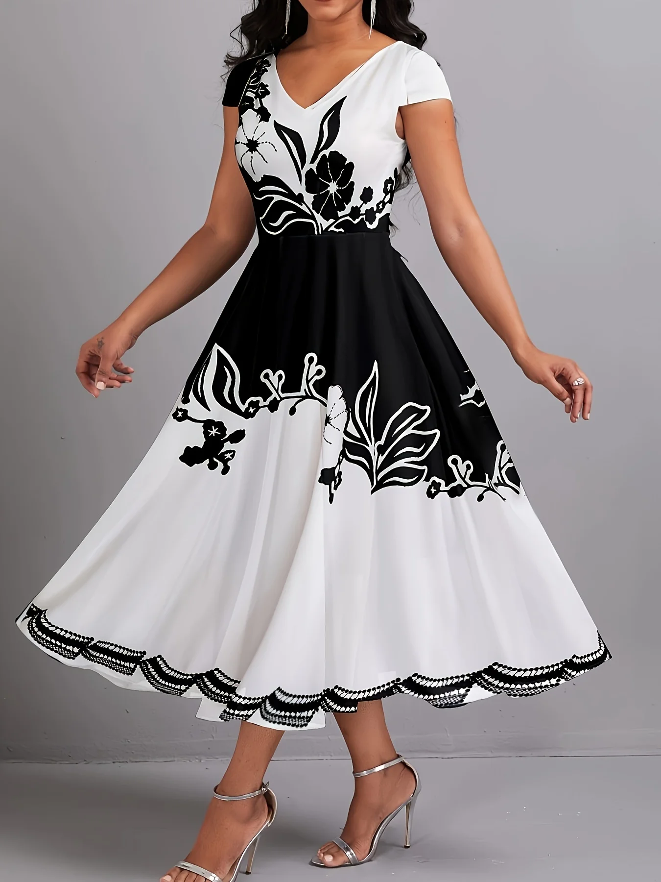 Sukienka plus size w kwiaty peplum z dekoltem V i krótkim rękawem Czarny