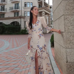 Sukienka z nadrukiem bez rękawów z dekoltem — elegancja na wakacje Niebieski