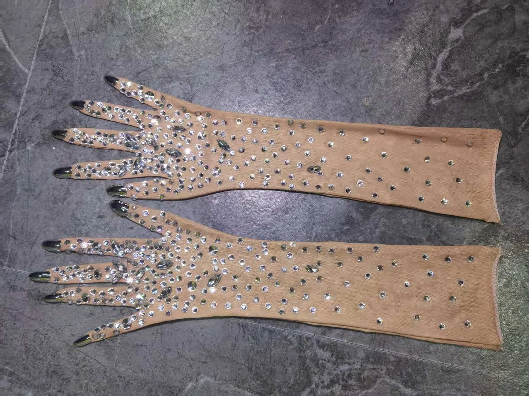 Suknia wieczorowa z kryształkami i odkrytymi plecami Diamond gloves