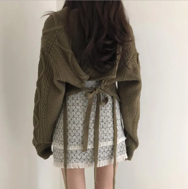 Sweter z wiązaniem na plecach – krótki crop top z koronką Armijna zieleń