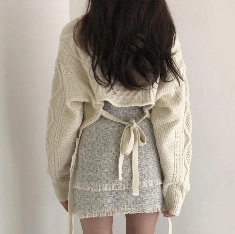 Sweter z wiązaniem na plecach – krótki crop top z koronką Beżowy