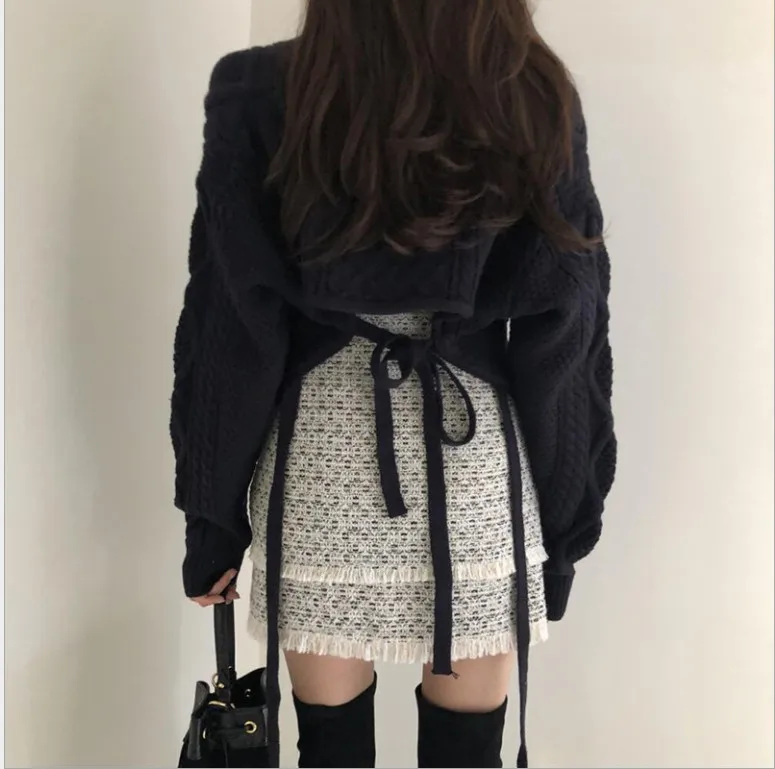 Sweter z wiązaniem na plecach – krótki crop top z koronką Czarny