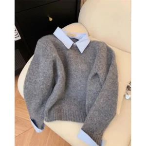 Sweter z kołnierzykiem i fałszywą koszulą w środku Błękitny