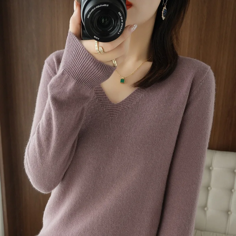 Sweter damski slim fit z dekoltem V dzianinowy Lawenda